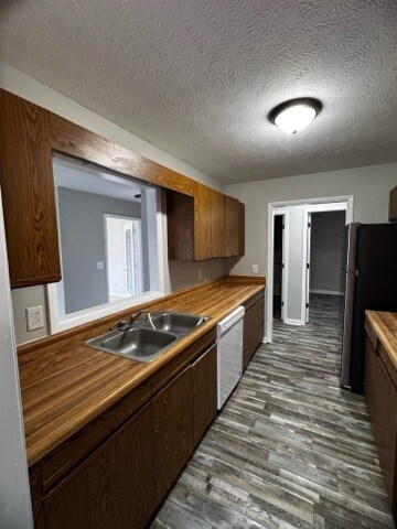 Building Photo - 6885 Kingsgate Dr