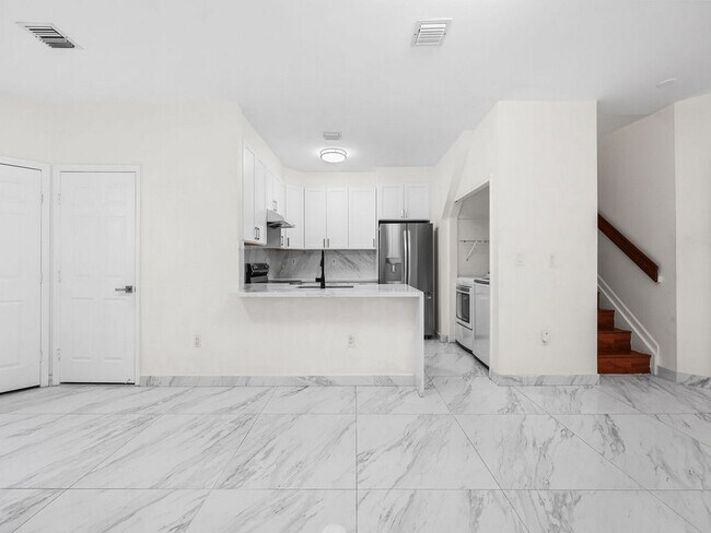 Building Photo - 7923 N Southwood Cir