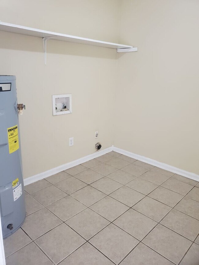 Building Photo - 709 Macey St