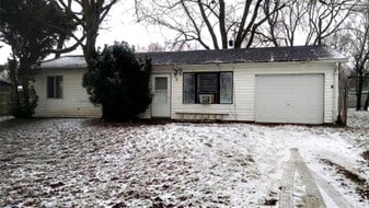 Building Photo - 5 Aztec Pl