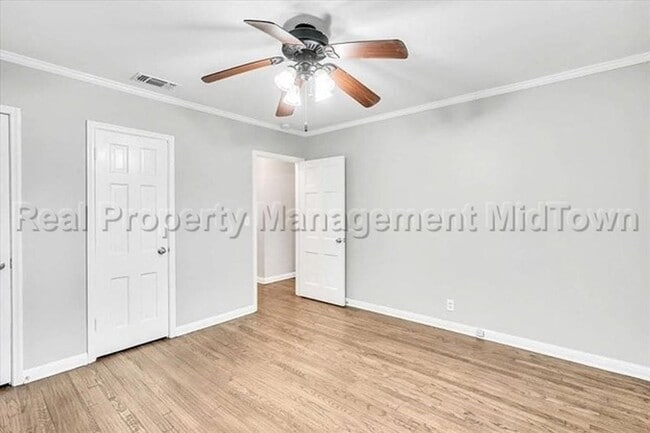 Building Photo - 6400 Greenway Rd