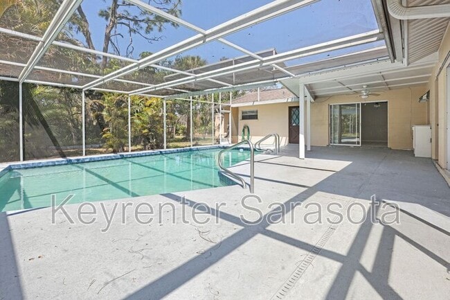 Building Photo - 5645 N Tuttle Ave