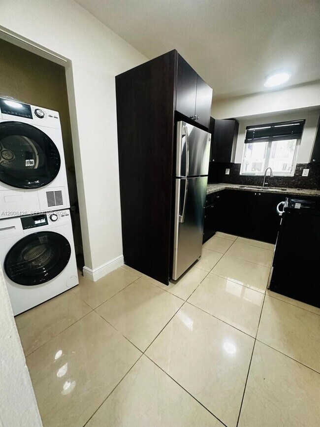 Building Photo - 2401 SW 22nd St