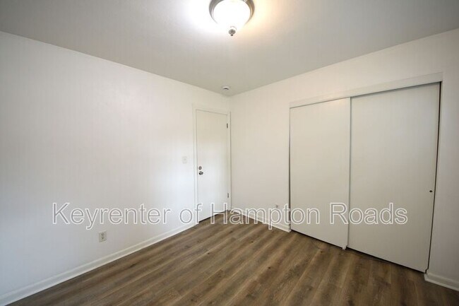 Building Photo - 823 Brentwood Dr