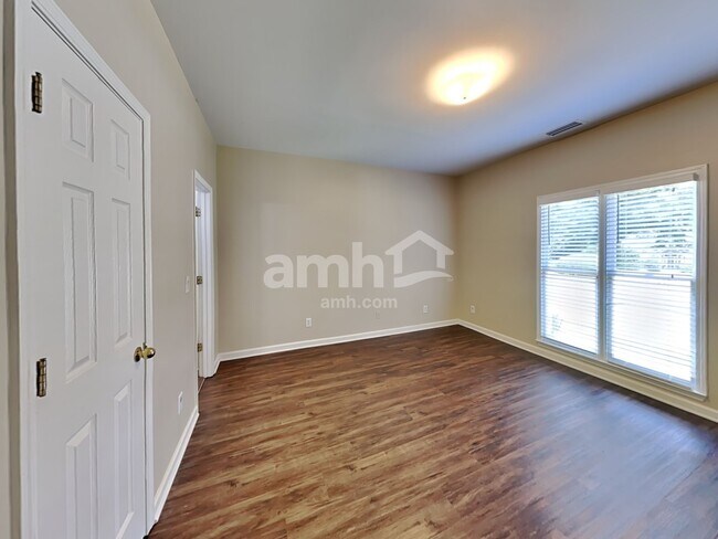 Building Photo - 7270 Wyngate Dr