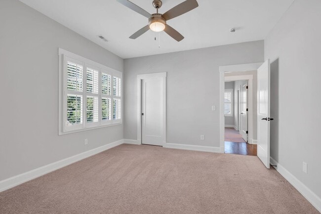 Building Photo - Stunning 5BE/4.5BA in the heart of Green H...