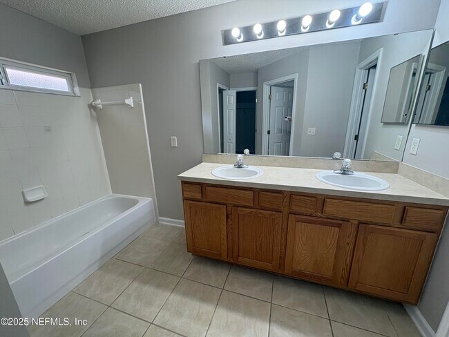 Building Photo - 2821 Cross Creek Dr