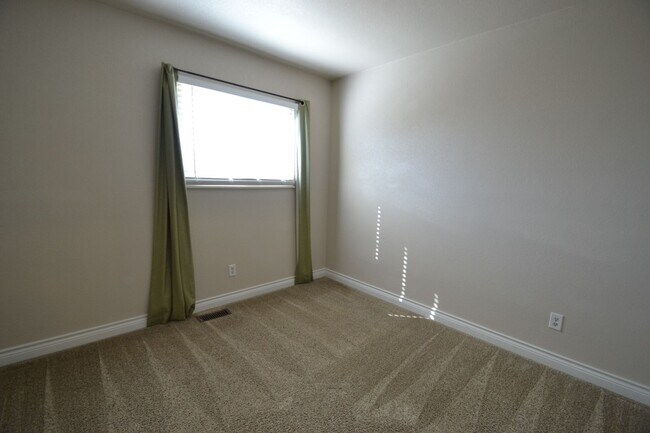 Building Photo - 4 Bed 3 Bath Home in District 20!