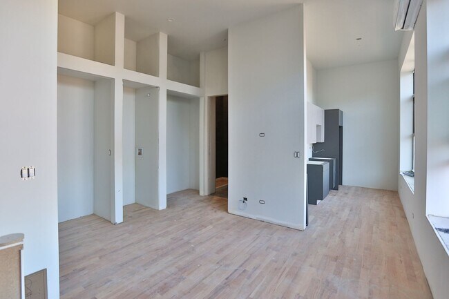 Building Photo - Brand New Studio in Wicker Park. 12' Ceili...