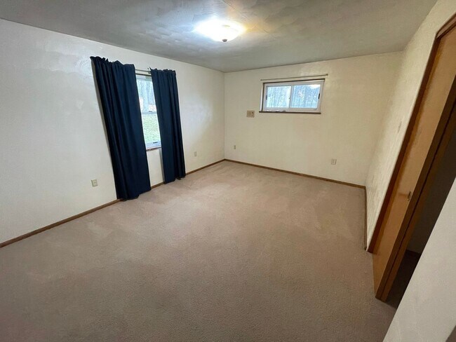 Building Photo - Beautiful 4 Bedroom, 2.5 Bathroom, 3000sq.ft Ranch! Pet Friendly!