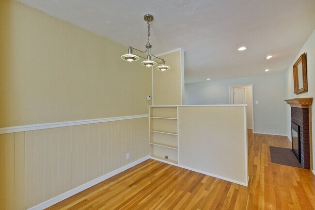 Building Photo - Awesome Home Located in a Quiet Tree Line ...