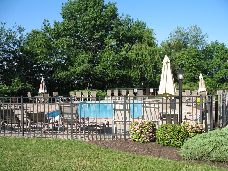 Building Photo - 611 Calais Dr