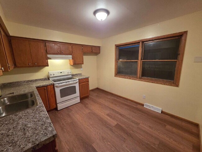 Building Photo - Cosmetically refreshed 3 Bedroom Lower Centrally located near State Fair!