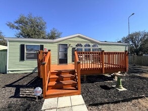 Building Photo - Super Cute 2/2 on almost half acre!