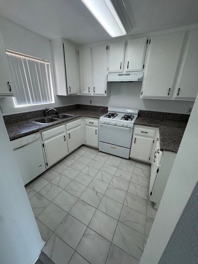 Building Photo - 4434 Fulton Ave