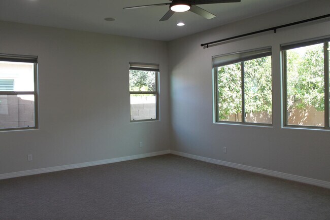 Building Photo - 3458 E Loma Vista St