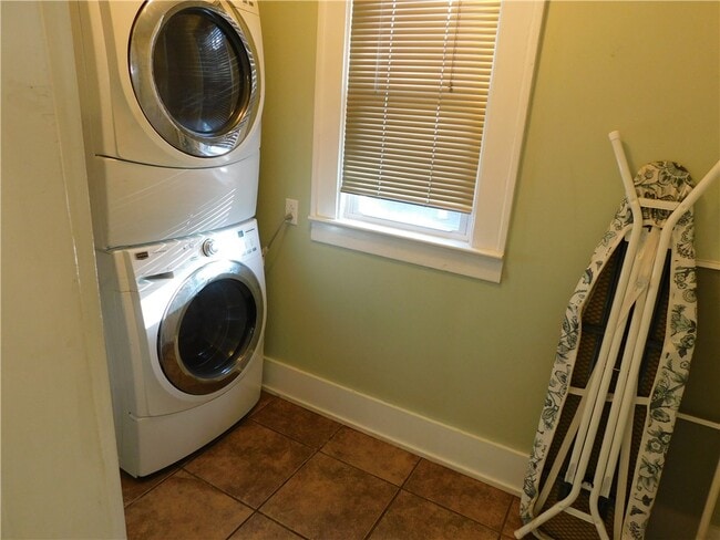 Building Photo - 125 W High Terrace