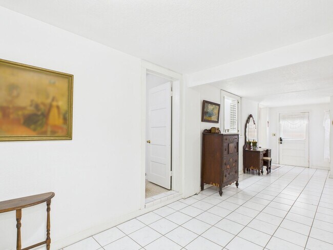 Building Photo - Quiet home in the central part of town