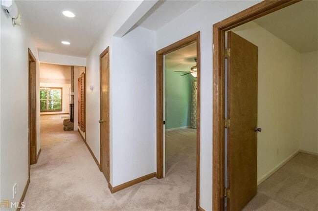 Building Photo - 330 Broken Lance Pl