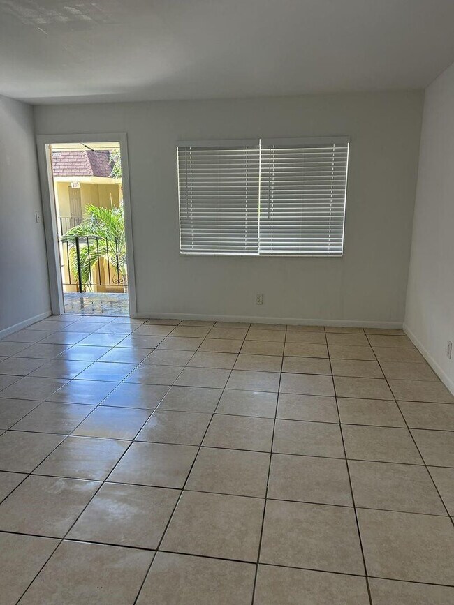 Building Photo - 515 S Sequoia Dr