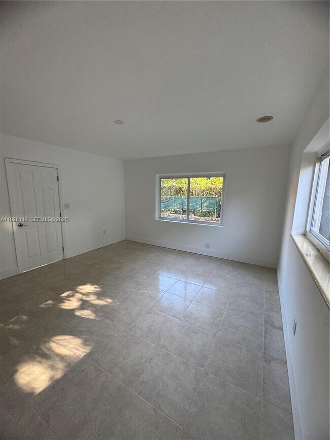 Building Photo - 3021 SW 2nd Ave