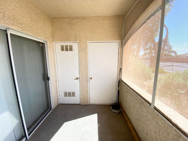 Building Photo - 3400 Cabana Dr