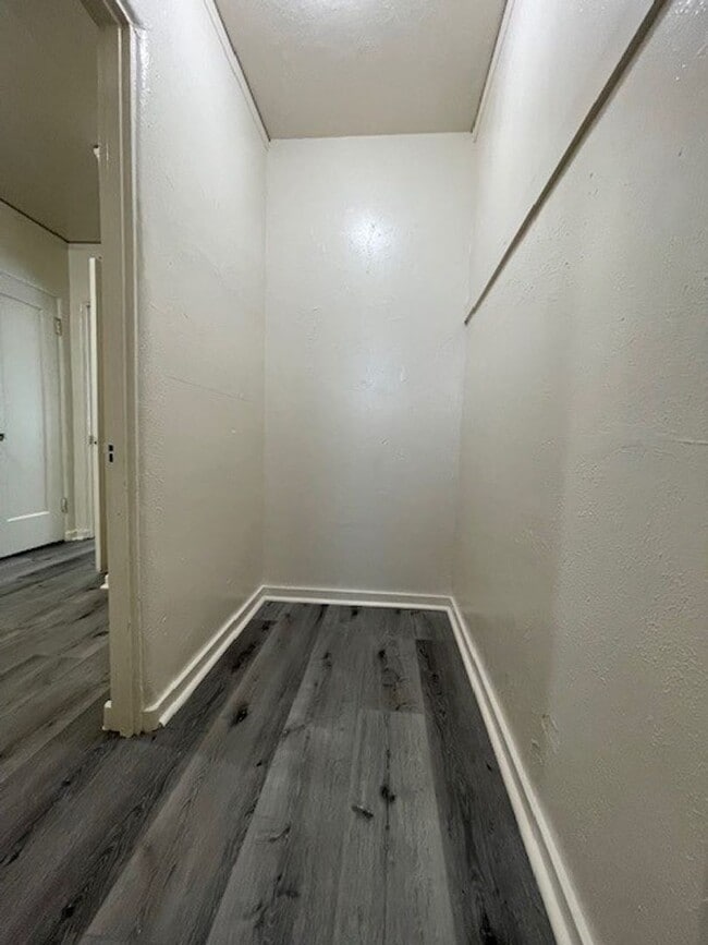 Building Photo - Quaint Studio, Freshly Painted, with modern fixtures, with front and back entrance,