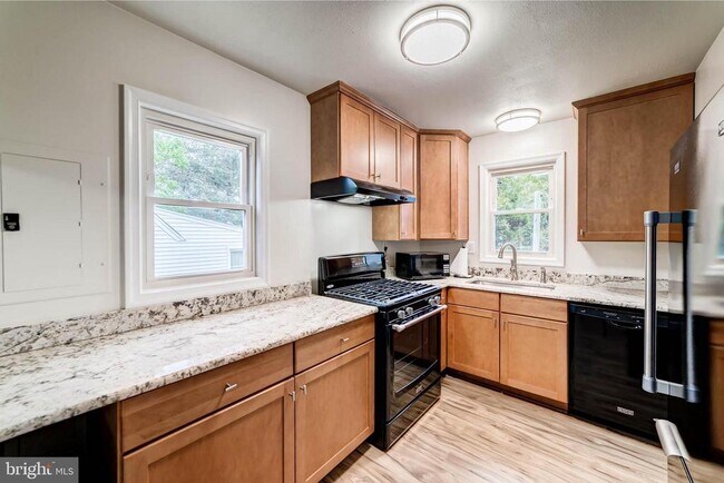 Building Photo - 2425 Fort Dr