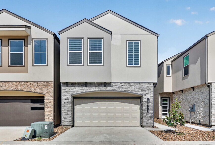 Building Photo - 2926 El Fenice Ln