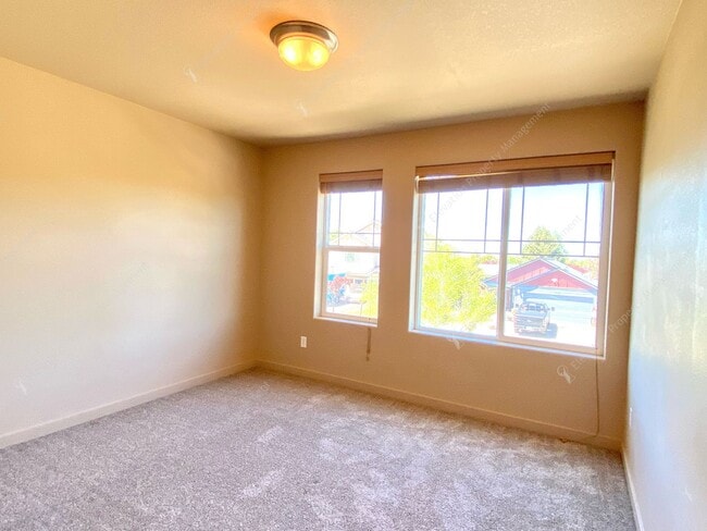 Building Photo - 3  BR home with new flooring in a great NE...