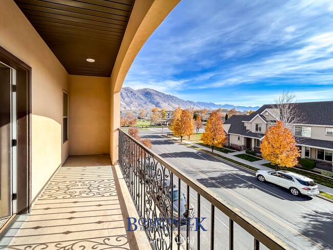 Building Photo - Spectacular 3 bed 2.5 bath in Highland