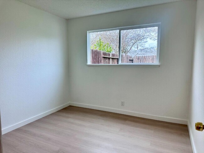 Building Photo - 4507-4507 Zachary Way