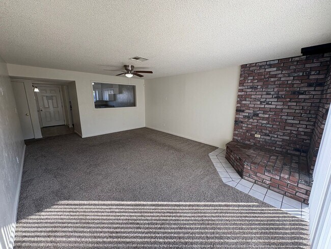 Building Photo - Spacious Home Available Now!