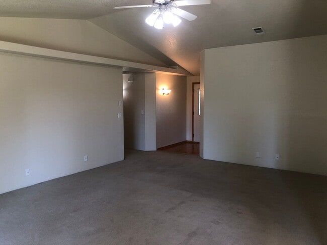 Building Photo - This beautifully maintained 3 bedroom, 2 b...