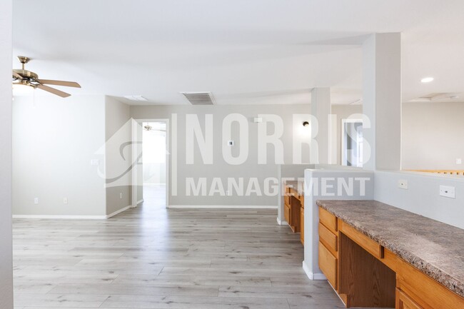 Building Photo - 1553 E Alba Dr