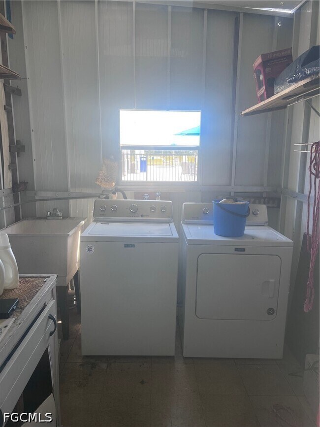 Building Photo - 947 Strongbox Ln