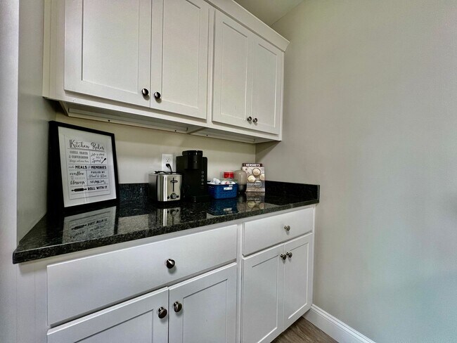 Building Photo - Newly remodeled, furnished home Trenton, Ohio