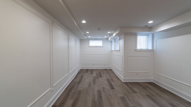 Building Photo - Contemporary 2-Bed, 2-Bath Garden Apartment in Uptown – Move-In Ready!