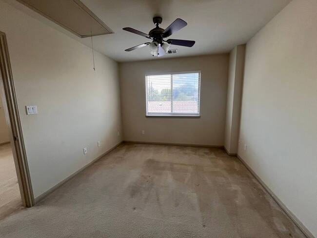 Building Photo - 1bed/1bath Garage Apartment