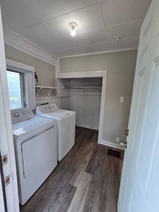 Building Photo - Cozy 2 Bedroom