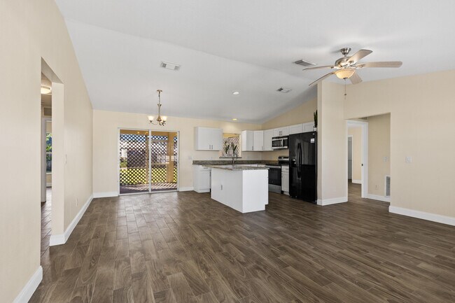 Building Photo - 2110 SW Trenton Ln