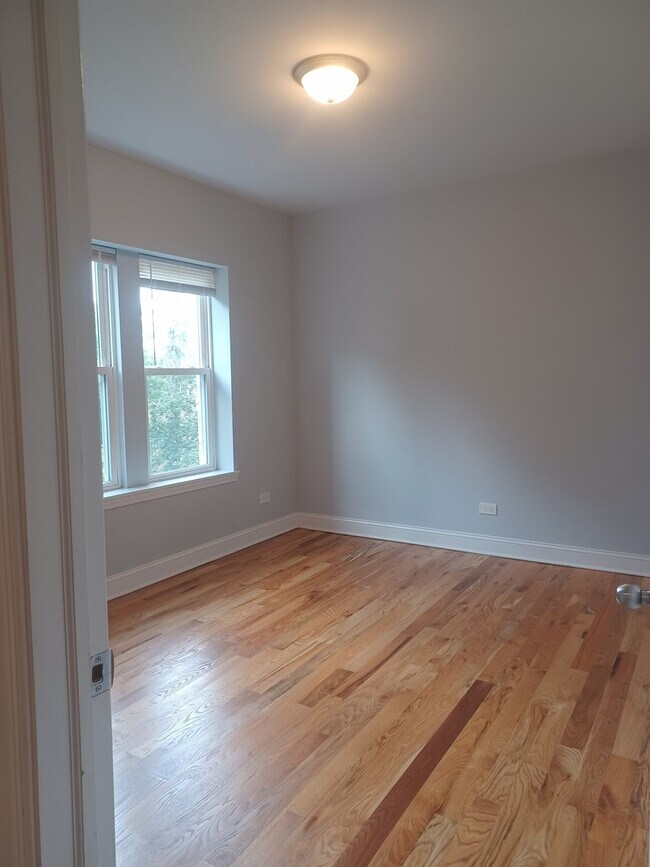 Building Photo - 5731 N Kimball Ave