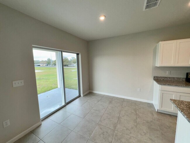 Building Photo - Three Bedroom Home in Winter Haven For Rent!