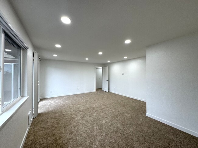 Building Photo - HUGE Three Bedroom with SPECIAL OFFER!!!