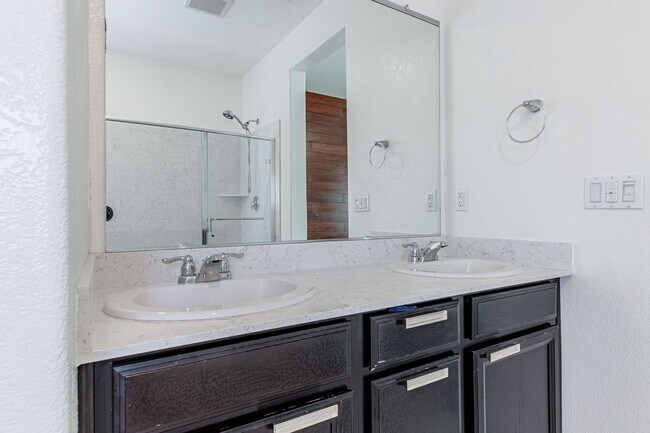 Building Photo - 4 bedroom home for RENT in Manteca with RV...