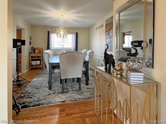 Building Photo - 801 W Long Lake Rd