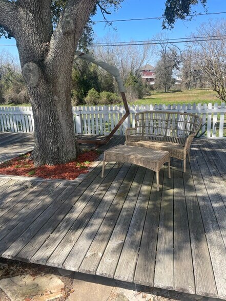 Building Photo - 204 Yaupon Dr