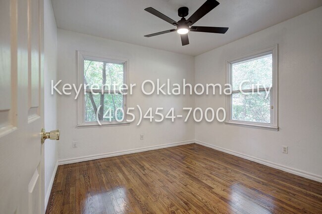 Building Photo - 1520 Rowena Ln