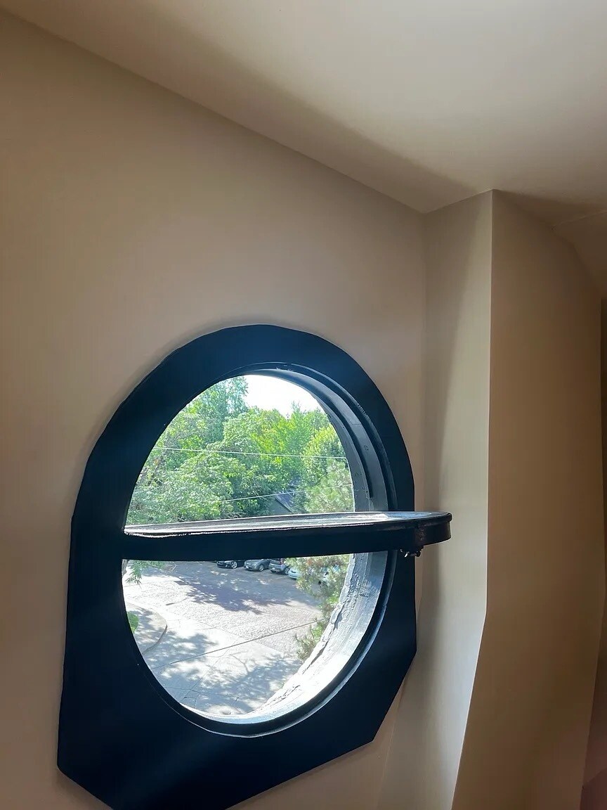 Building Photo - 230 W 6th St