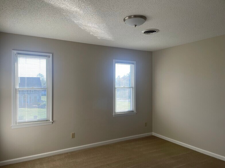 Front bedroom - 215 Apple Rdg